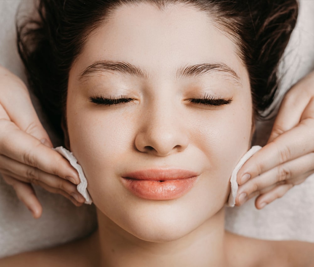 a close up of a woman