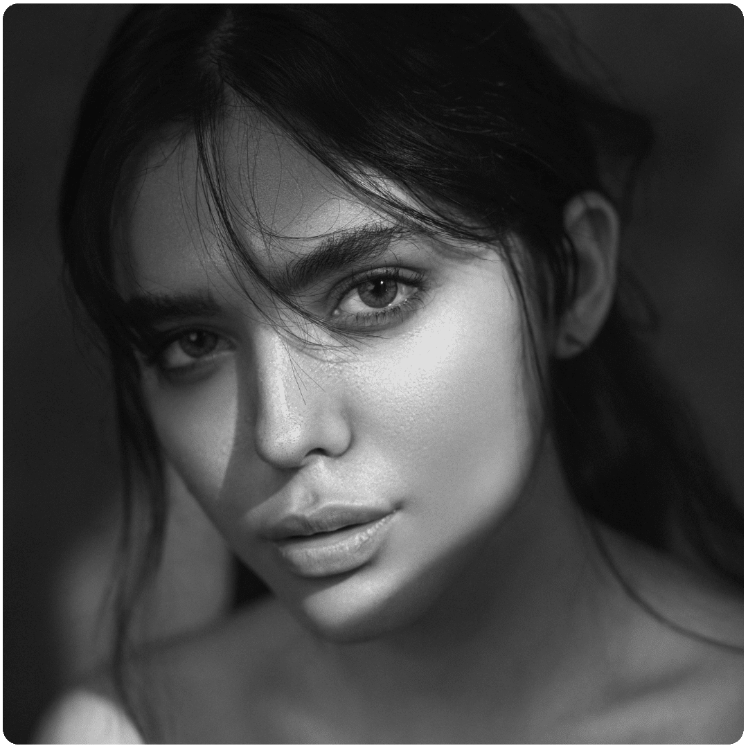 a close up of a woman