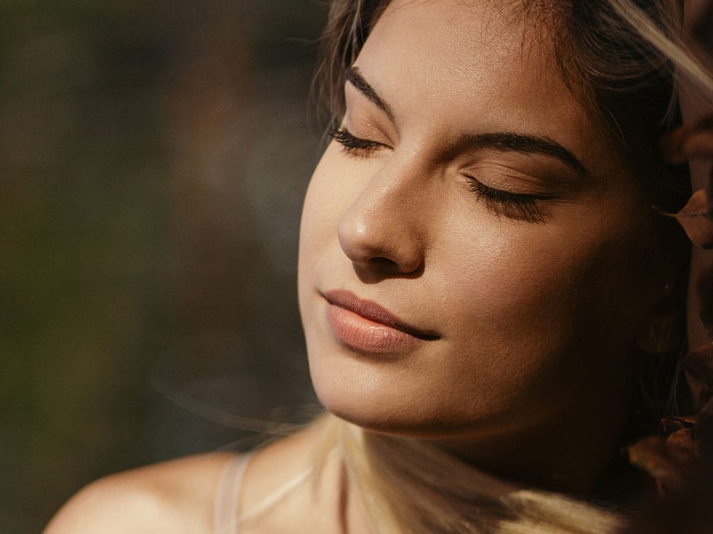 a close up of a woman