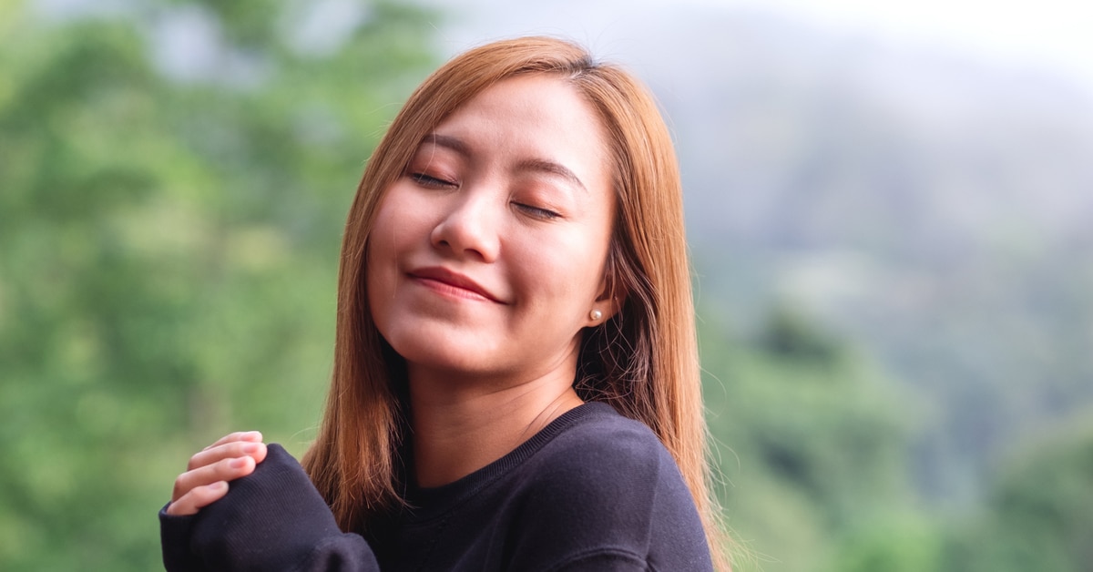 a close up of a woman